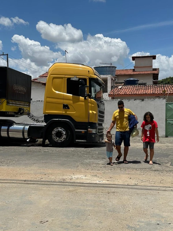 Jalber Rodrigues tem 38 anos e é caminhoneiro há duas décadas por Acervo pessoal
