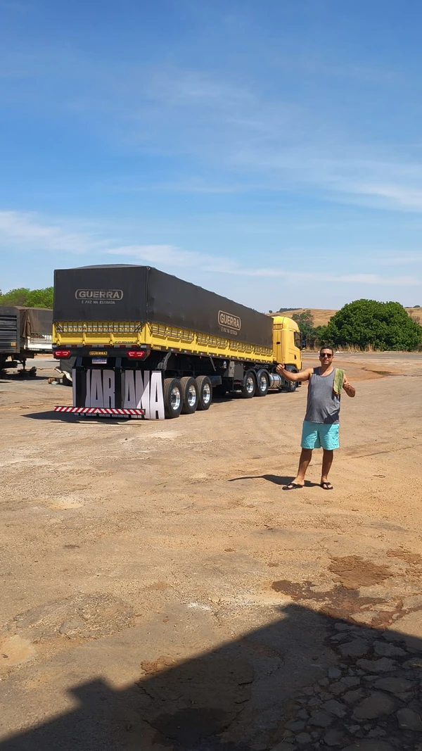 Jalber Rodrigues tem 38 anos e é caminhoneiro há duas décadas por Acervo pessoal