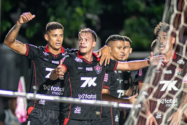 Jogadores celebrabdo o gol marcado por Zé Marcos contra o Ceará
