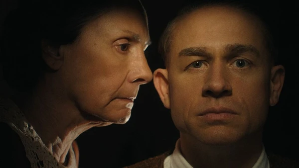 Ambientada nos anos 1950, a série acompanha Gein enquanto sua vida isolada e marcada pelo rigor da mãe se transforma em uma espiral de violência e macabros rituais por Divulgação/Netflix