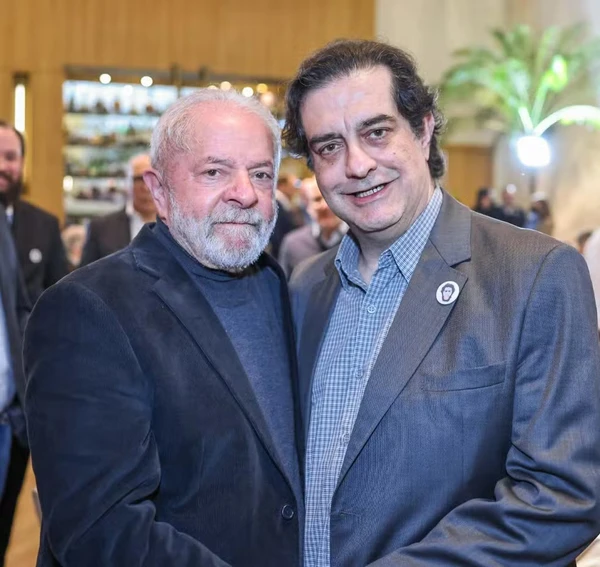 Luiz Fernando Pacheco ao lado de Lula por Reprodução