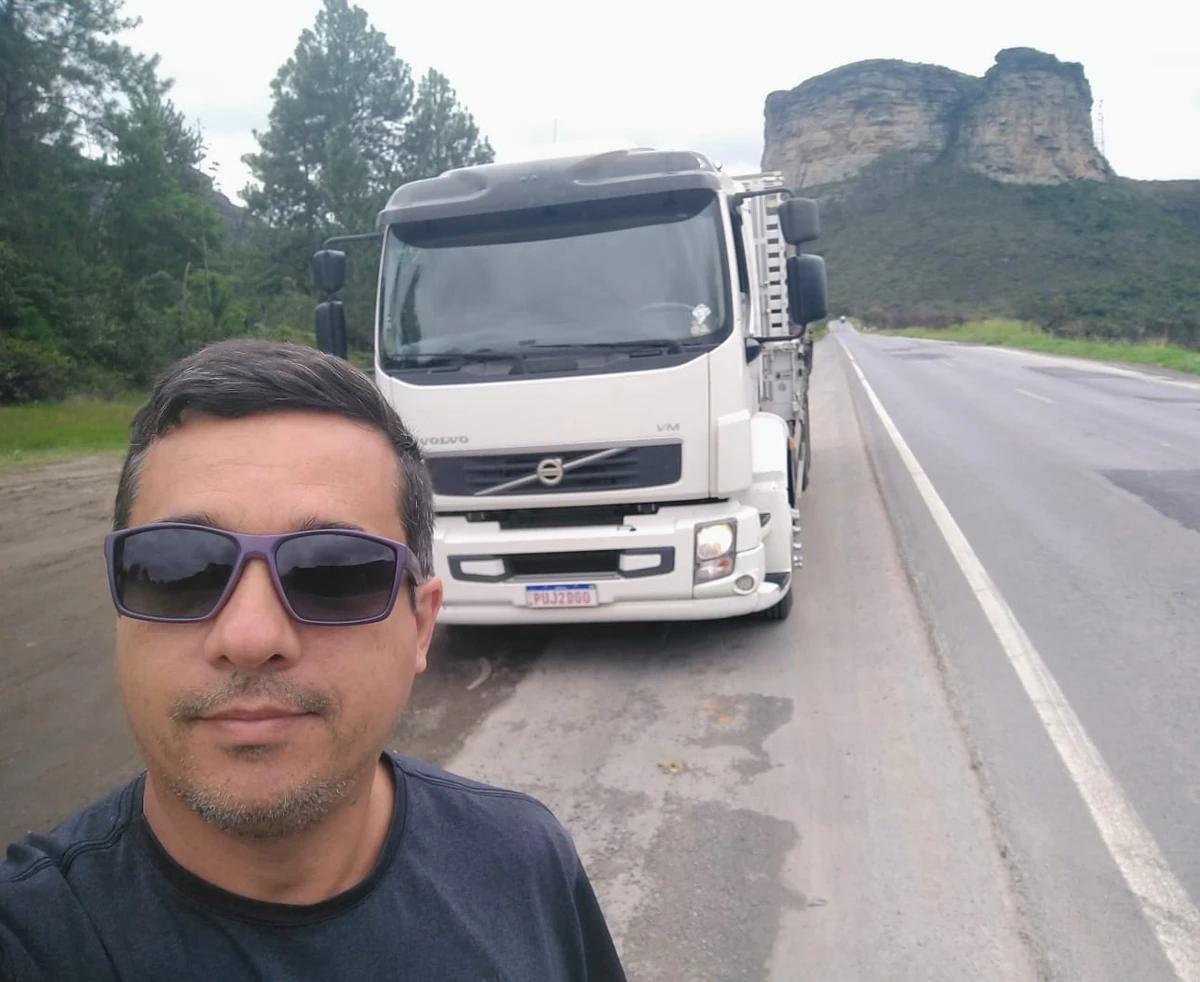Márcio Teixeira tem 47 anos e provavelmente é o último de muitas gerações da família a seguir como caminhoneiro. Os mais novos não querem a carreira por Acervo pessoal