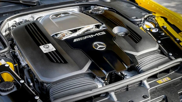 O motor V8 biturbo AMG de 4 litros é montado à mão por Divulgação
