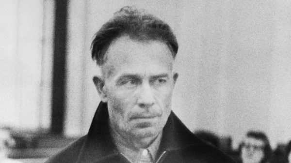 Ed Gein nasceu em 1906 e cresceu em um ambiente rígido e isolado. Após a morte da mãe, mergulhou em comportamentos cada vez mais bizarros, que culminaram em assassinatos e na profanação de túmulos. Entre 1954 e 1957, ele matou ao menos duas mulheres e confeccionou objetos, roupas e máscaras com partes humanas encontradas em cemitérios locais por Reprodução