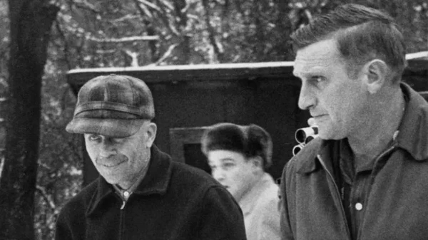 Criada por Ryan Murphy e Ian Brennan, a produção dramatiza os crimes e obsessões de Ed Gein, um fazendeiro de Wisconsin que se tornou um dos assassinos mais notórios da história dos Estados Unidos por Reprodução