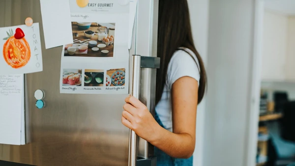 O hábito parece inofensivo, mas pode causar problemas em geladeiras modernas