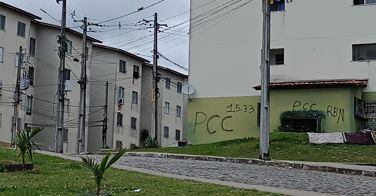 PCC domina o bairro de Areias, em Candeias  por Bruno Wendel/CORREIO