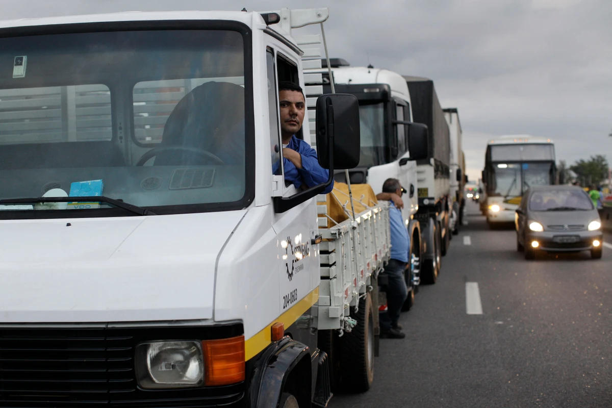 Pouco mais de 4% dos caminhoneiros têm menos de 30 anos no Brasil hoje por Shutterstock