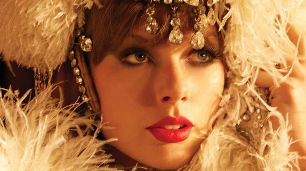 Taylor Swift em imagem de divulgação de "The Life of a Showgirl" por Divulgação 