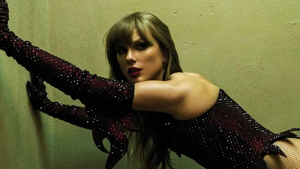 Taylor Swift na era 'The Life of a Showgirl' por Divulgação 