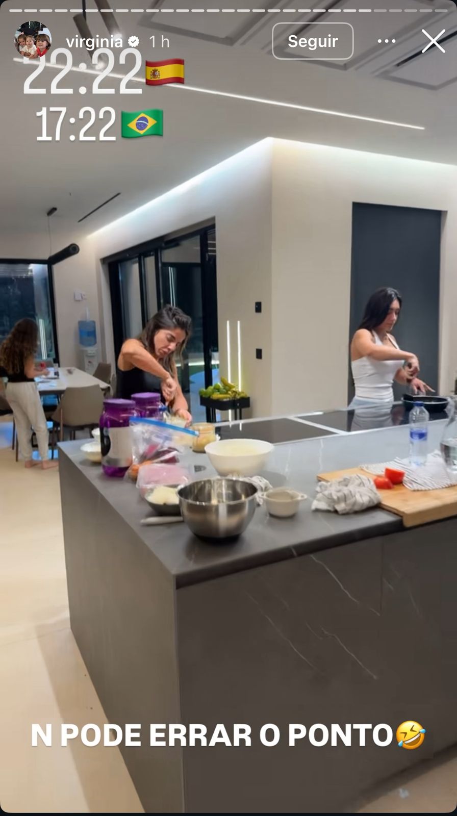 Virginia com amigos na casa de Vini Jr. por Reprodução