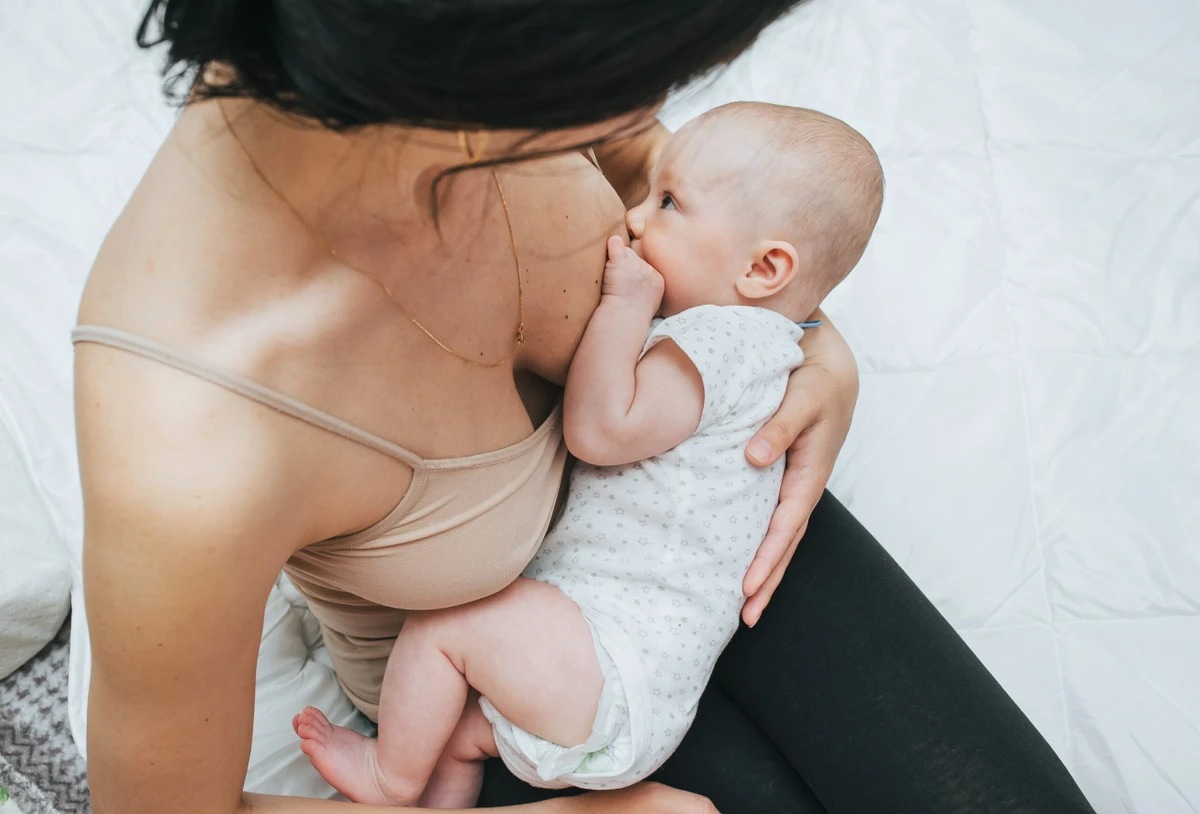 6. Garante nutrição completa, pois contém a proporção ideal de proteínas, gorduras, vitaminas e minerais que o bebê precisa nos primeiros meses de vida.

 por Shutterstock