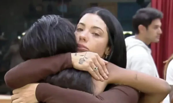 Carol Lekker e Rayane Figliuzzi se abraçaram