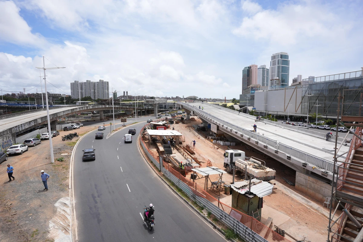 Viaduto em frente ao Shopping da Bahia