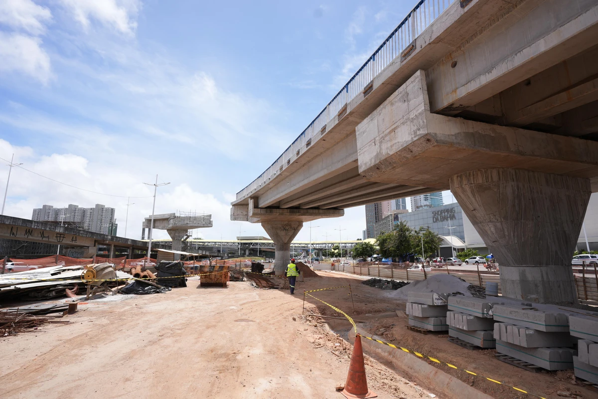 Viaduto em frente ao Shopping da Bahia por Betto Jr. / Secom PMS
