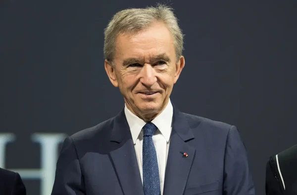 8º - Bernard Arnault: com 76 anos, o CEO e presidente do grupo de bens de luxo LVMH (que inclui marcas como Christian Dior, Louis Vuitton, Sephora e Tiffany & Co) reuniu um patrimônio líquido de 160,6 bilhões de dólares, ou R$ 854,4 bilhões, após uma alta de 6,5 bilhões (R$ 34,3 bilhões) por  Frederic Legrand / Shutterstock
