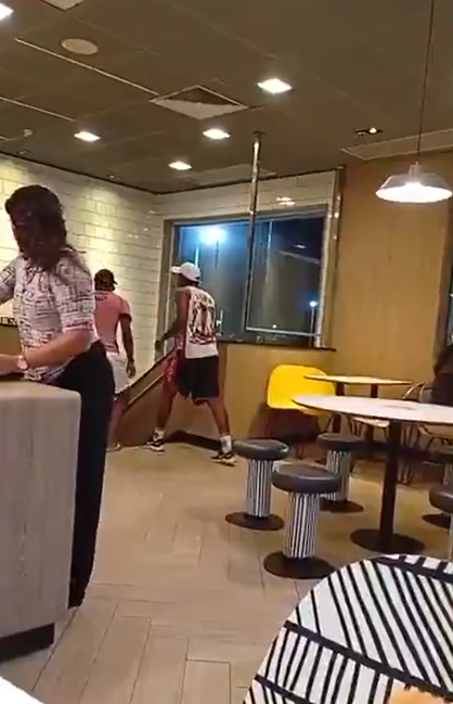 O vídeo inicia com a briga acontecendo na escada do estabelecimento por Reprodução