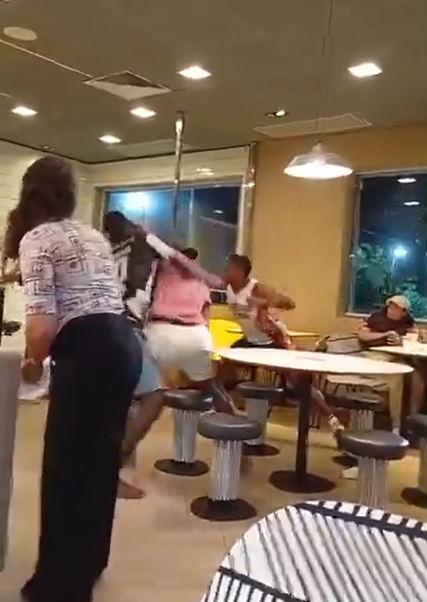 Todos sobem e a briga acontece no salão do restaurante por Reprodução