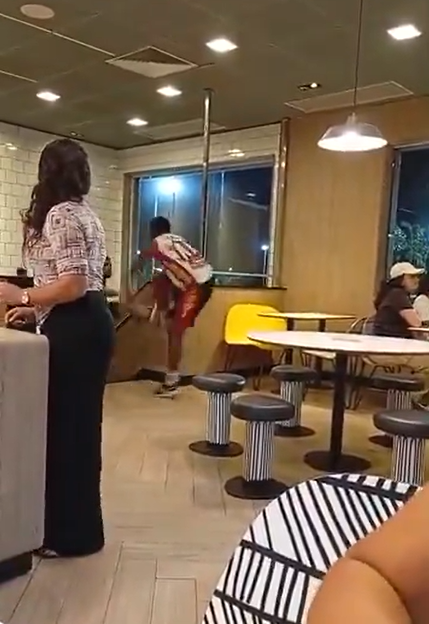 Dois homens estão na parte de cima por Reprodução