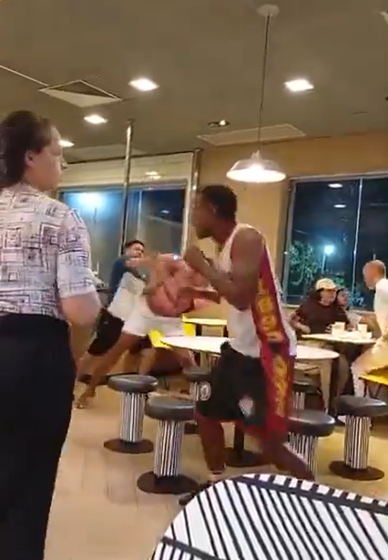 Os homens seguem trocando socos no local por Reprodução