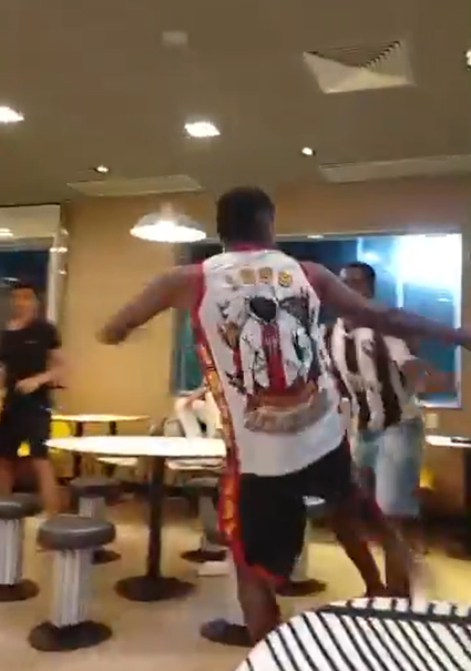 Um dos homens usava uma camisa da torcida organizada TUI e outro do time Botafogo por Reprodução
