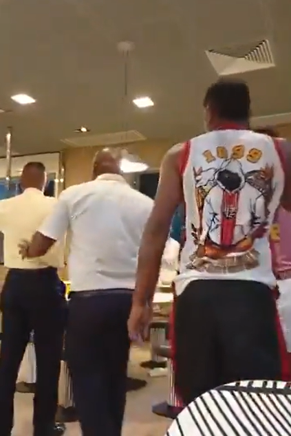 Só neste momento a confusão termina por Reprodução