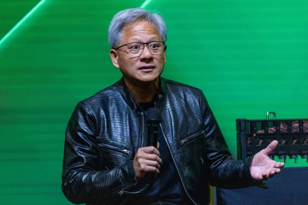 7º - Jensen Huang: o cofundador e CEO da Nvidia, de 62 anos, tem um montante de 162,6 bilhões de dólares em fortuna, ou R$ 861,8 bilhões. Ele também vem de uma queda no saldo de 12,2 bilhões de dólares (R$ 64,9 bilhões) por Reprodução