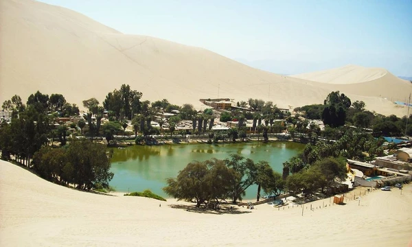 No coração do deserto, oásis de Huacachina, no Peru, atrai milhares de turistas  por Divulgação/Pro Peru
