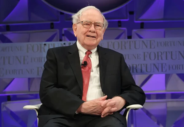 10º - Warren Buffett: o investidor, filantropo, presidente do conselho e diretor executivo da Berkshire Hathaway, de 95 anos, acumulou uma fortuna de 148,5 bilhões de dólares em outubro, o que representa R$ 789,4 bilhões. O resultado vem de uma alta de 1,9 bilhão de dólares (R$ 10,1 bilhões) no mês anterior
 por Shutterstock