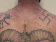 Imagem - Homem com tatuagens de suástica nazista é preso em Feira de Santana