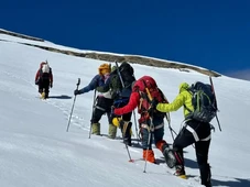 Imagem - Cerca de 200 pessoas estão presas a mais de 4 mil metros no Everest