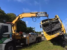 Imagem - Ônibus bate em poste na Avenida Paralela após motorista cochilar no volante