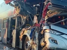 Imagem - Acidente entre ônibus e carreta deixa um morto e cinco feridos em estrada da Bahia