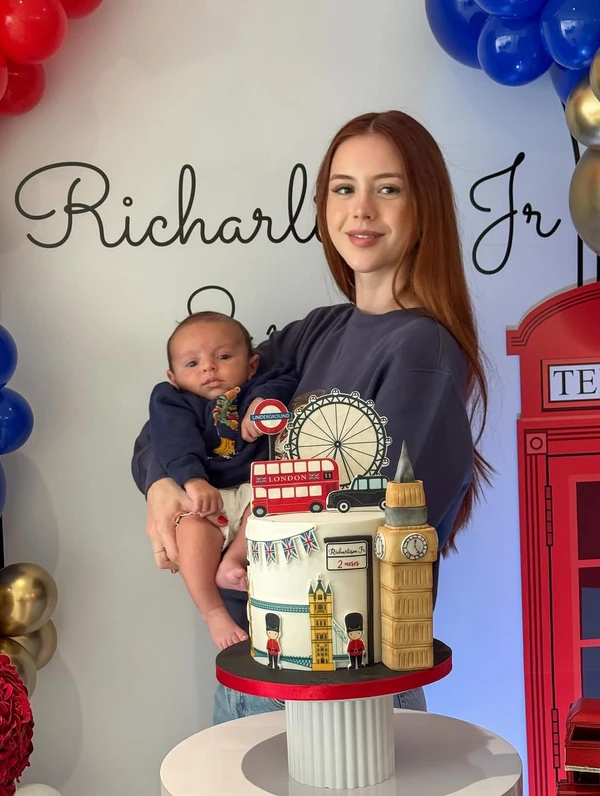 Amanda e o filho por Reprodução