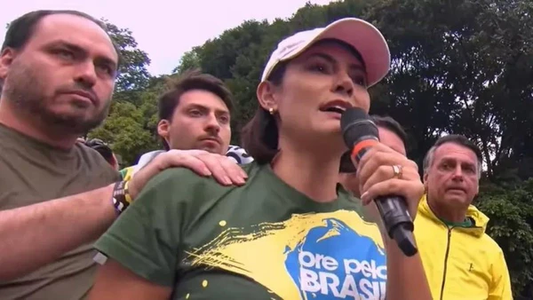 Carlos e Michelle Bolsonaro por Reprodução