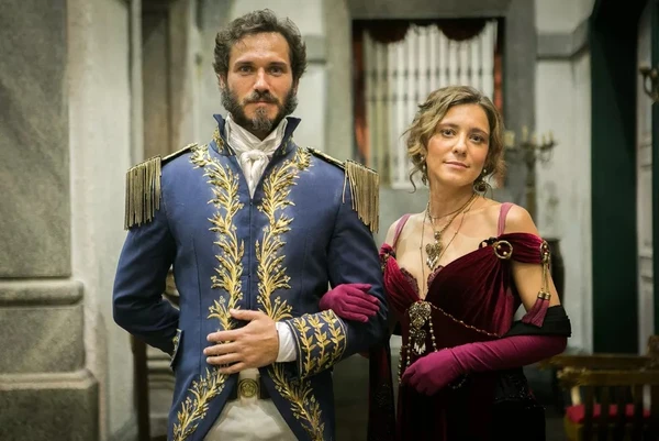 Dulcina (Joana Solnado) e Avilez (Paulo Rocha) por Divulgação/Globo
