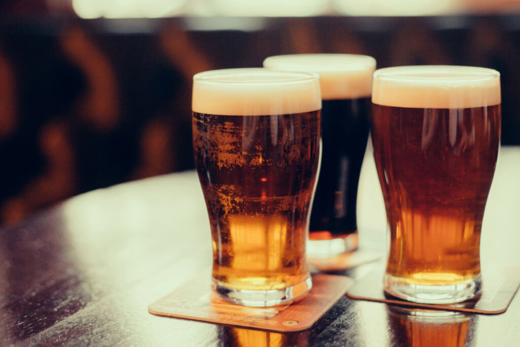 Bebidas alcoólicas, por vezes, são usadas como um caminho para atravessar dificuldades psíquicas e emocionais (Imagem: Viiviien | Shutterstock)