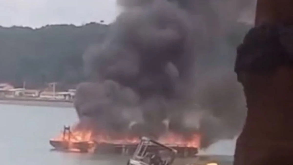 Embarcação pega fogo em Madre de Deus 
