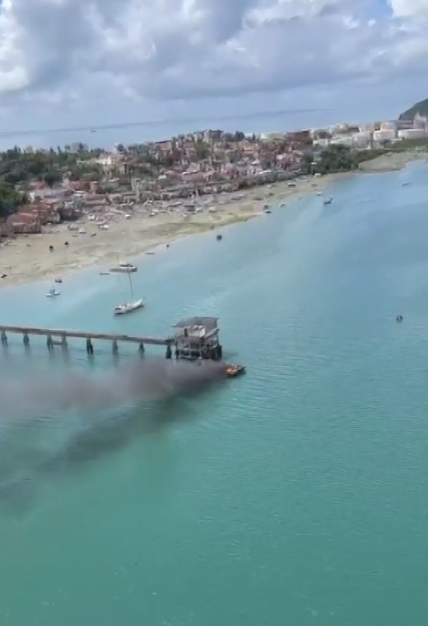 Embarcação pega fogo em Madre de Deus  por Reprodução 