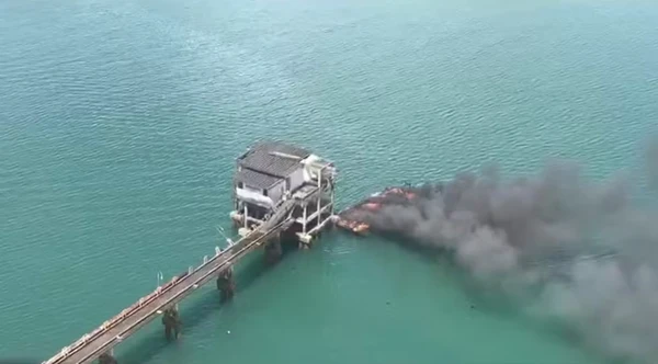 Embarcação pega fogo em Madre de Deus  por Reprodução 