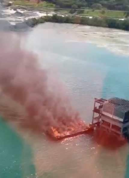 Embarcação pega fogo em Madre de Deus  por Reprodução 