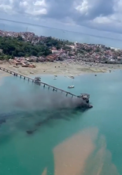 Embarcação pega fogo em Madre de Deus  por Reprodução 