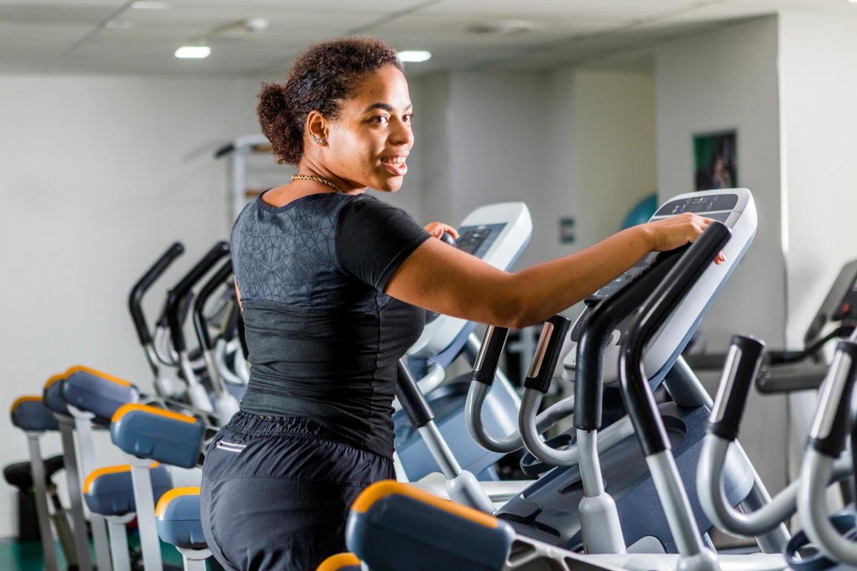 Exercícios na academia por Reprodução | Freepik