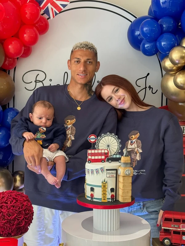 Família no mesversário do bebê por Reprodução
