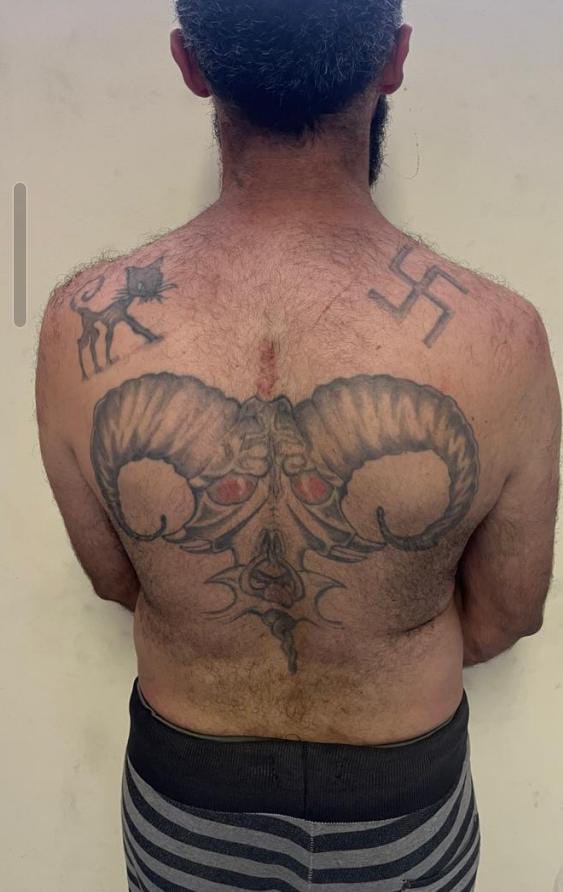Homem com tatuagens de suástica nazista é preso em Feira de Santana por Reprodução