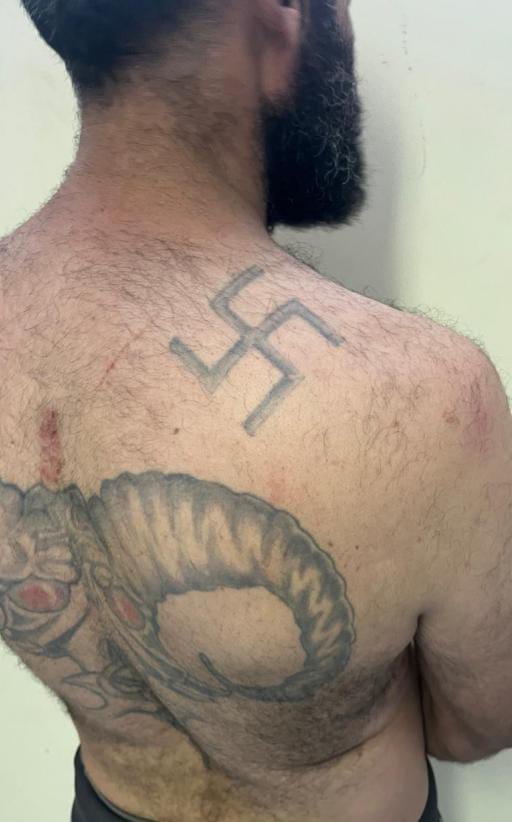 Homem com tatuagens de suástica nazista é preso em Feira de Santana por Reprodução