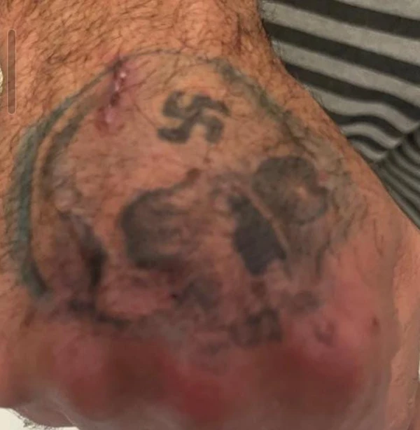 Homem com tatuagens de suástica nazista é preso em Feira de Santana por Reprodução