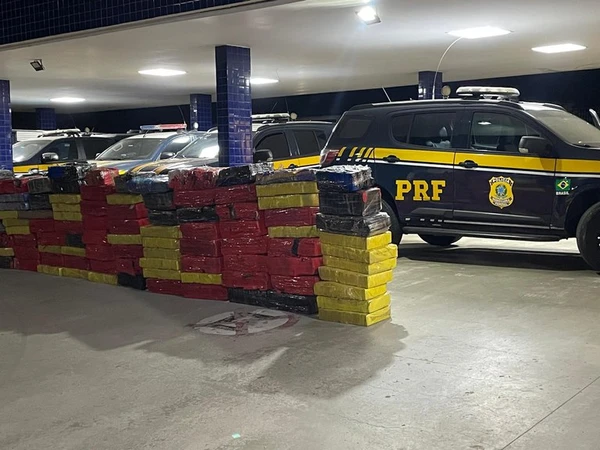 Homem é preso após ser flagrado com 1.750 quilos de maconha escondidos em carga de caminhão