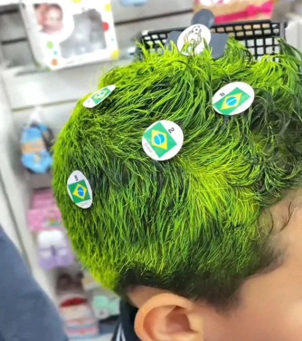 Ideias de cabelo maluco para meninos por Reprodução