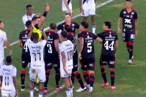 Momento da expulsão de Lucas Halter 